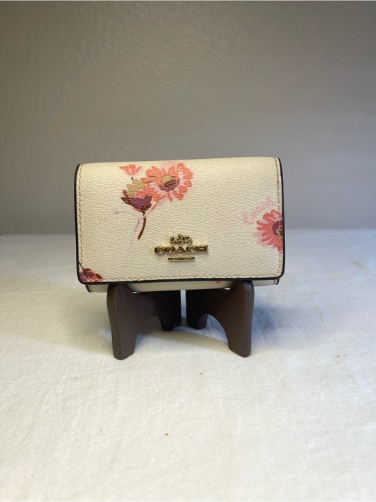 Coach Accessories - Coach Cream Floral 5 Ring Key Case with Gold Logo